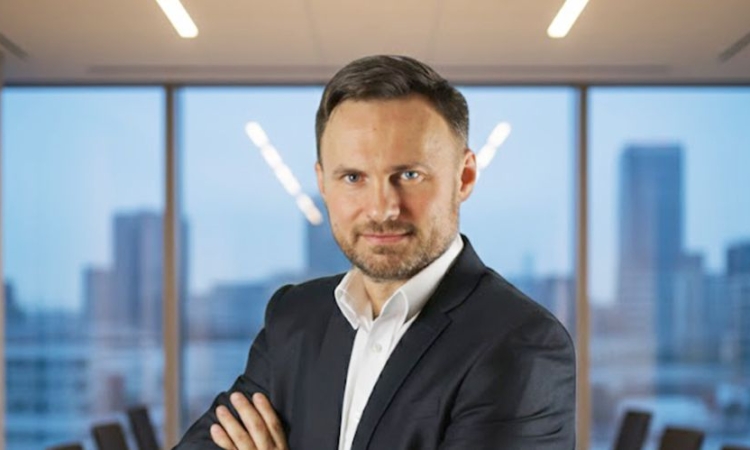 Sprzedaż nieruchomości: Jeden konkretny agent czy pięciu przypadkowych? Wyjaśniamy, co się bardziej opłaca