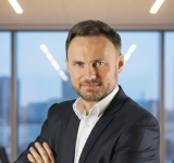 Sprzedaż nieruchomości: Jeden konkretny agent czy pięciu przypadkowych? Wyjaśniamy, co się bardziej opłaca