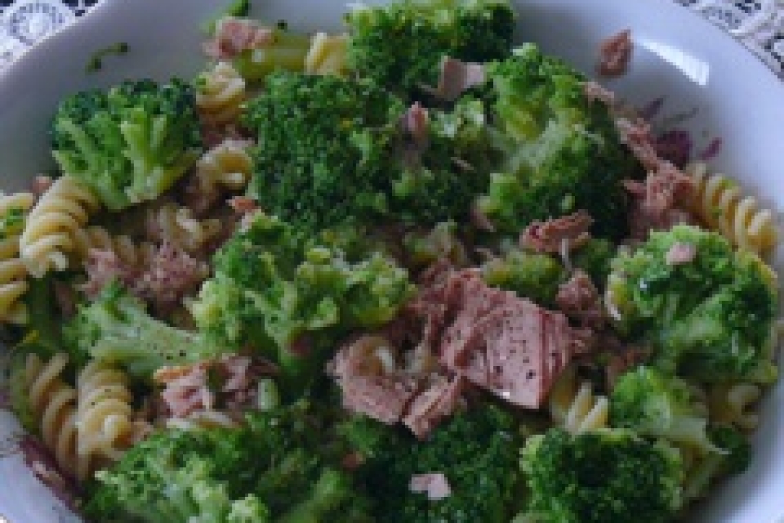 Makaron z tuńczykiem i brokułami, szybki i zdrowy obiad